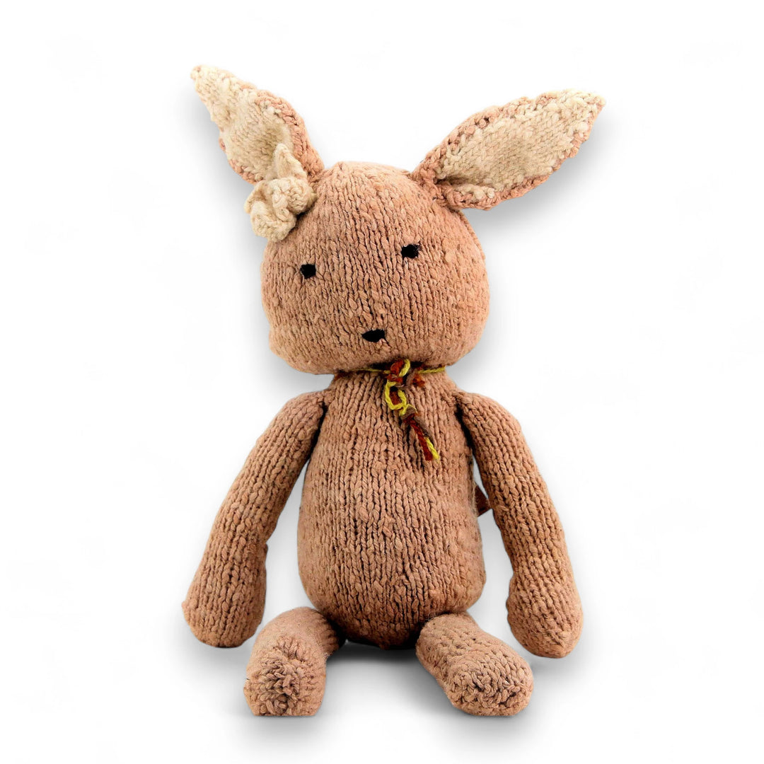 SIMONE, peluche lapin beige, taille L,  en laine bio faite main éco-responsable. Le doudou lapin SIMONE est disponible en 2 tailles et plusieurs couleurs chez Studio Matongé.