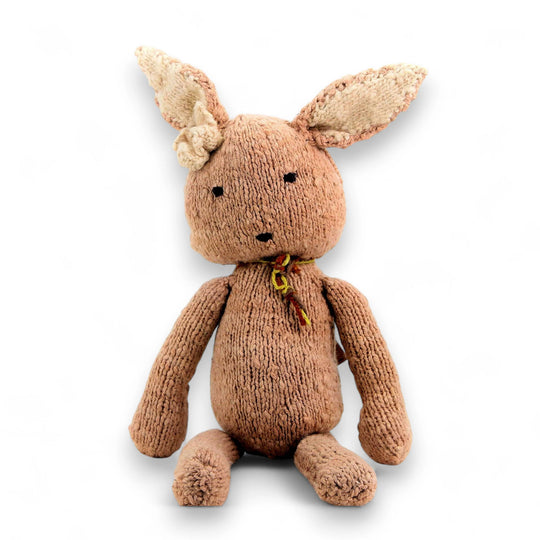 SIMONE, peluche lapin beige, taille L,  en laine bio faite main éco-responsable. Le doudou lapin SIMONE est disponible en 2 tailles et plusieurs couleurs chez Studio Matongé.