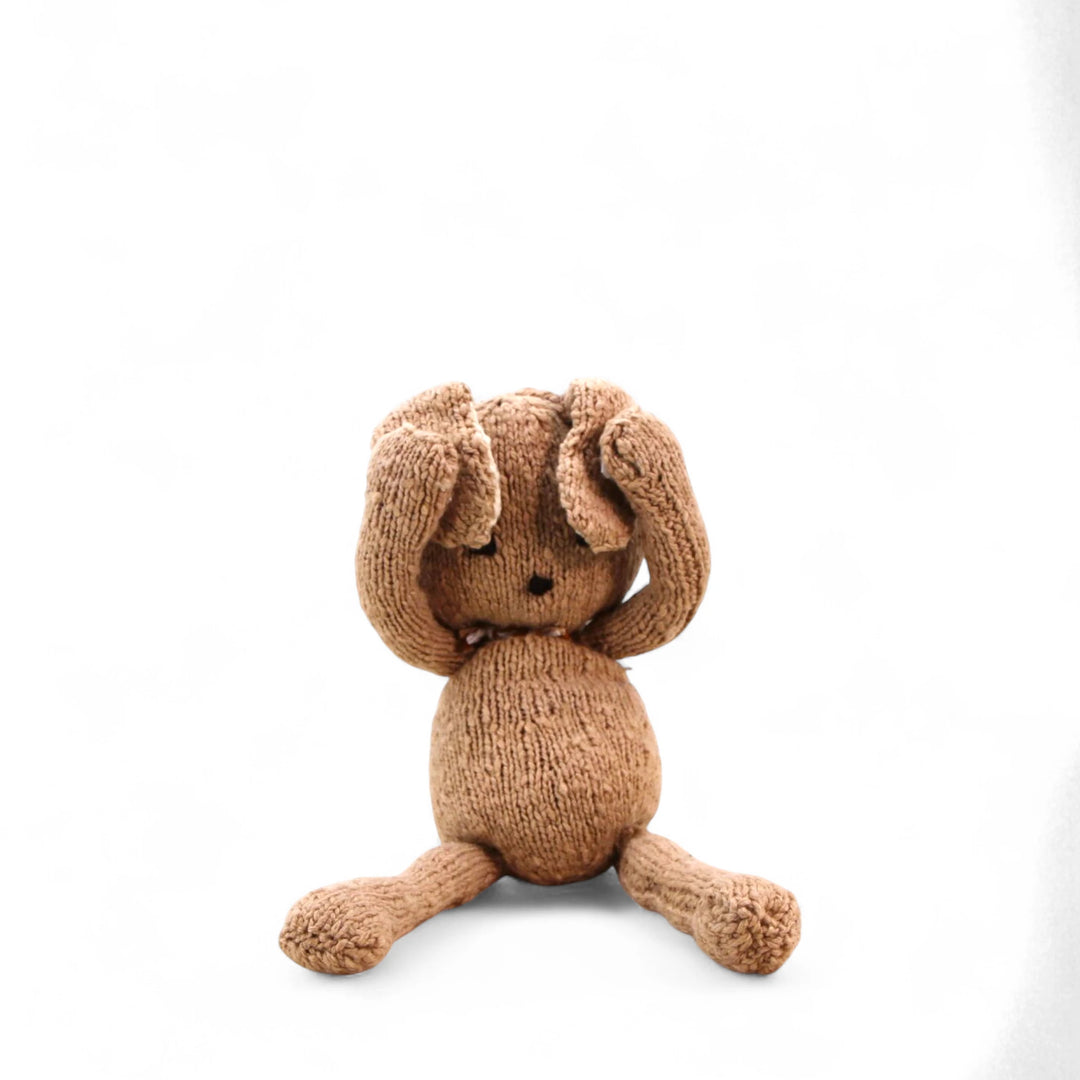 SIMONE, peluche lapin beige, taille L,  en laine bio faite main éco-responsable. Le doudou lapin SIMONE est disponible en 2 tailles et plusieurs couleurs chez Studio Matongé.