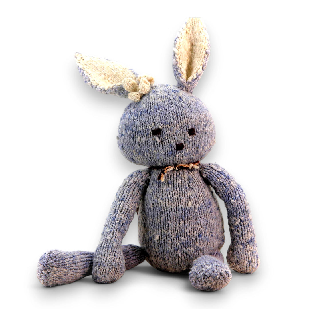 SIMONE, peluche lapin bleu, taille L,  en laine bio faite main éco-responsable. Le doudou lapin SIMONE est disponible en 2 tailles et plusieurs couleurs chez Studio Matongé.