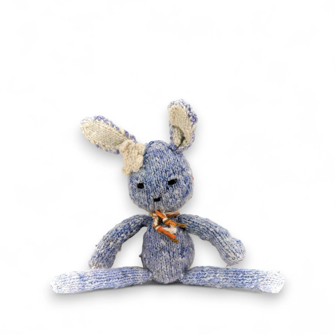 SIMONE, peluche lapin bleu, taille S,  en laine bio faite main éco-responsable. Le doudou lapin SIMONE est disponible en 2 tailles et plusieurs couleurs chez Studio Matongé.