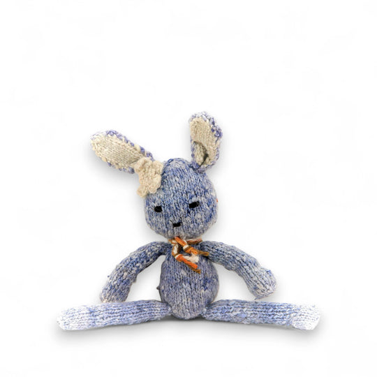 SIMONE, peluche lapin bleu, taille S,  en laine bio faite main éco-responsable. Le doudou lapin SIMONE est disponible en 2 tailles et plusieurs couleurs chez Studio Matongé.