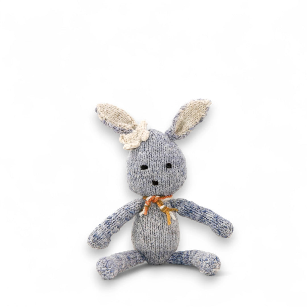 SIMONE, peluche lapin bleu, taille S,  en laine bio faite main éco-responsable. Le doudou lapin SIMONE est disponible en 2 tailles et plusieurs couleurs chez Studio Matongé.