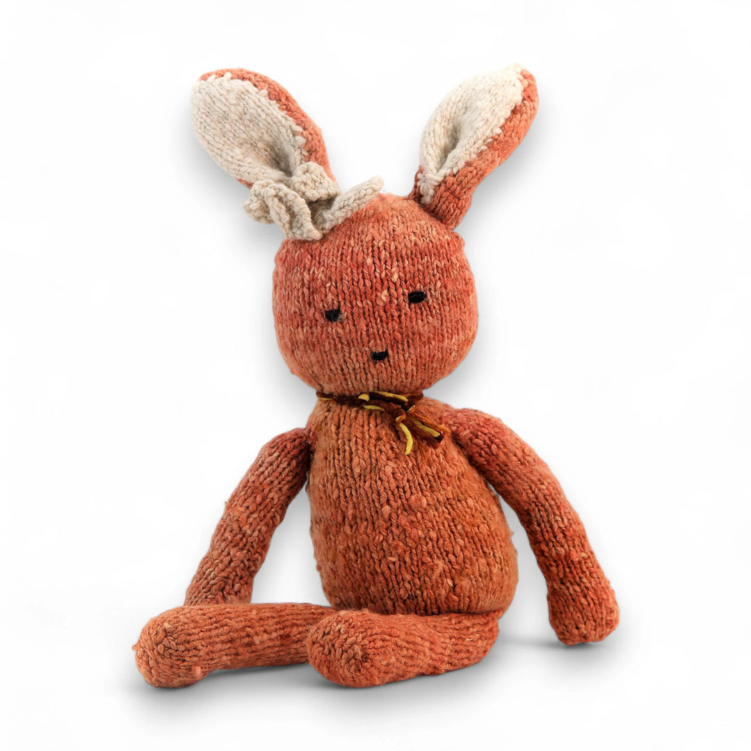 SIMONE, peluche lapin corail, taille L,  en laine bio faite main éco-responsable. Le doudou lapin SIMONE est disponible en 2 tailles et plusieurs couleurs chez Studio Matongé.