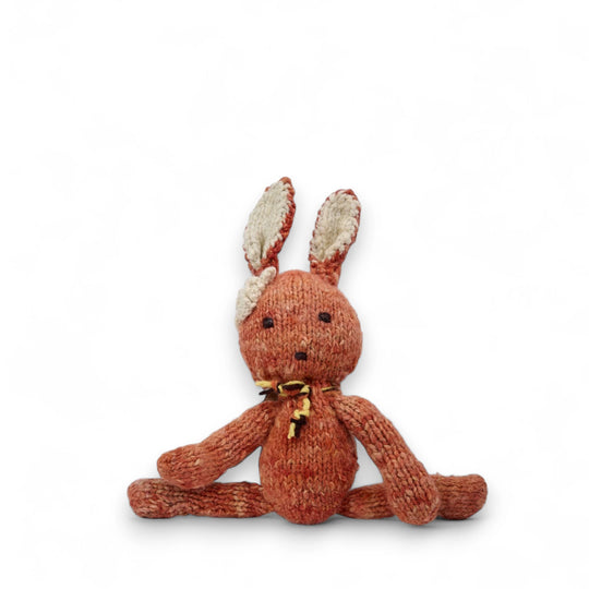 SIMONE, peluche lapin corail, taille S,  en laine bio faite main éco-responsable. Le doudou lapin SIMONE est disponible en 2 tailles et plusieurs couleurs chez Studio Matongé.