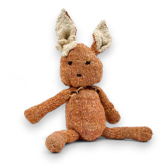 SIMONE, peluche lapin corail, taille S,  en laine bio faite main éco-responsable. Le doudou lapin SIMONE est disponible en 2 tailles et plusieurs couleurs chez Studio Matongé.