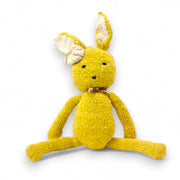 SIMONE, peluche lapin jaune, taille L,  en laine bio faite main éco-responsable. Le doudou lapin SIMONE est disponible en 2 tailles et plusieurs couleurs chez Studio Matongé.