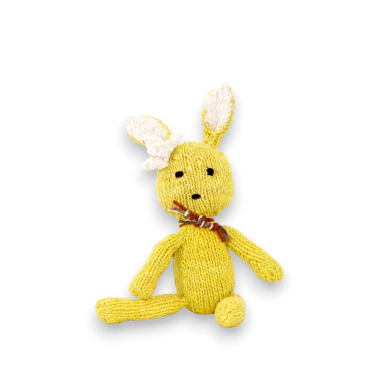 SIMONE, peluche lapin jaune, taille S,  en laine bio faite main éco-responsable. Le doudou lapin SIMONE est disponible en 2 tailles et plusieurs couleurs chez Studio Matongé.