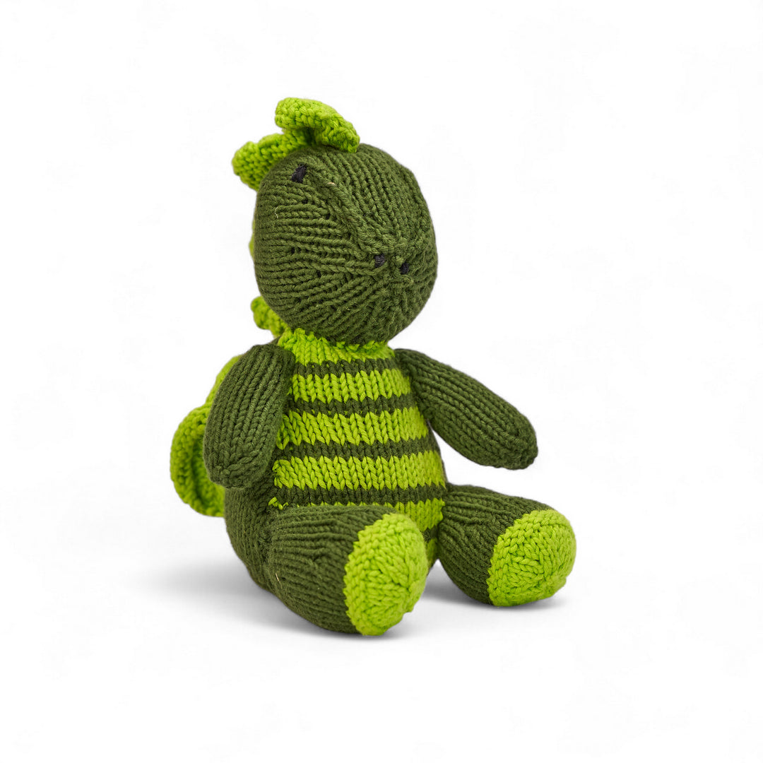 Voici ELIOT, notre doudou dragon kaki. 
Parfait dès la naissance, ELIOT est entièrement fait main, en coton bio certifié GOTS. 