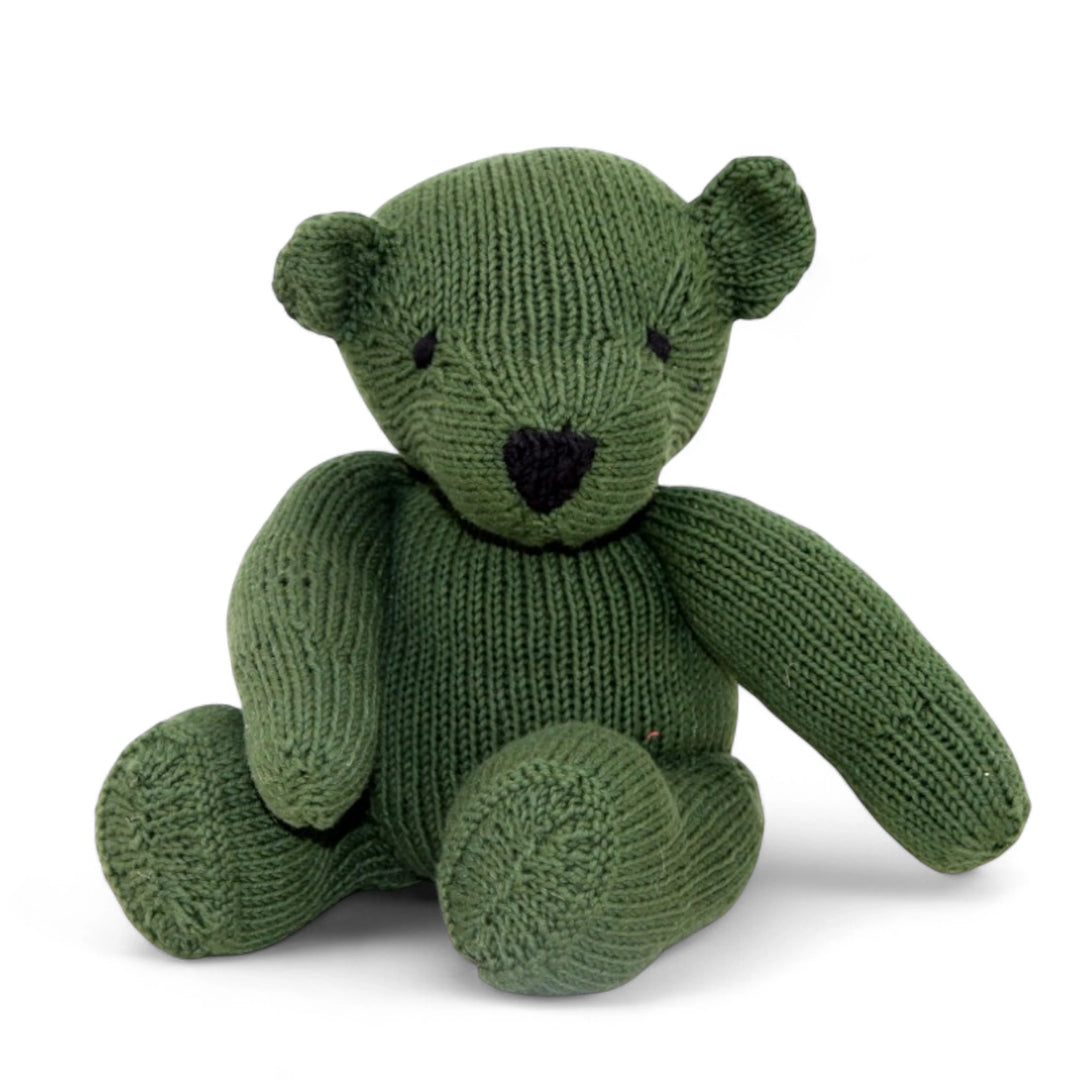 Ours LEON en pur coton bio certifié GOTS. Ici en version kaki, l'Ours LEON est disponible en de nombreuses couleurs. Tricoté main au Kenya par une coopérative favorisant le travail et l'autonomie des femmes en milieu rural. #couleur_kaki