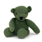 Ours LEON en pur coton bio certifié GOTS. Ici en version kaki, l'Ours LEON est disponible en de nombreuses couleurs. Tricoté main au Kenya par une coopérative favorisant le travail et l'autonomie des femmes en milieu rural. #couleur_kaki