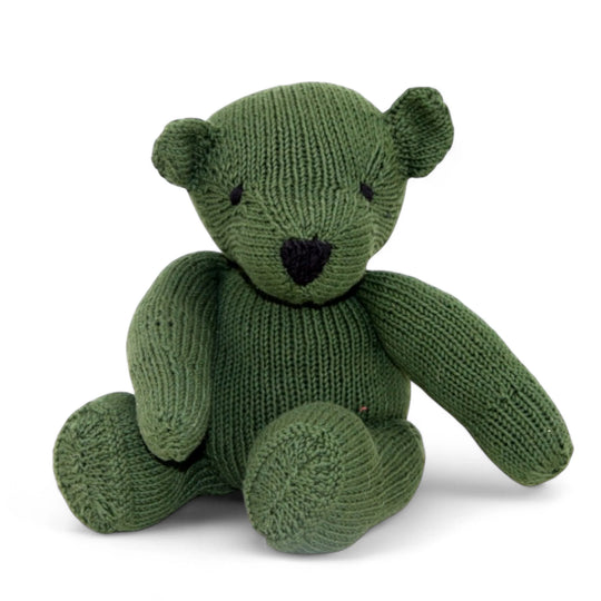 Ours LEON en pur coton bio certifié GOTS. Ici en version kaki, l'Ours LEON est disponible en de nombreuses couleurs. Tricoté main au Kenya par une coopérative favorisant le travail et l'autonomie des femmes en milieu rural. #couleur_kaki