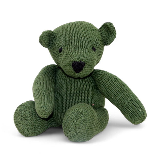 Ours LEON en pur coton bio certifié GOTS. Ici en version kaki, l'Ours LEON est disponible en de nombreuses couleurs. Tricoté main au Kenya par une coopérative favorisant le travail et l'autonomie des femmes en milieu rural. #couleur_kaki