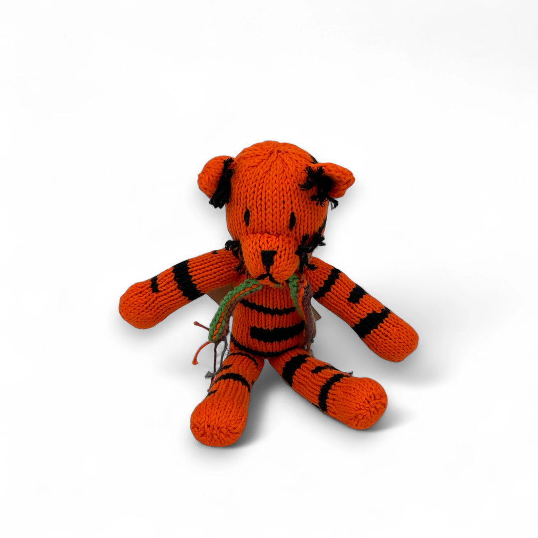 Doudou tigre à longues pattes - Peluche tigrée orange et noire, éco-responsable en coton bio - MILO - Studio Matongé. 
Adorable avec sa petite écharpe, le doudou tigre MILO est fait main par les femmes artisans de la communauté Kenana Knitters au Kenya. 