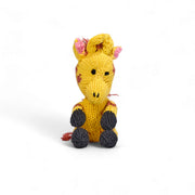 Léontine la Girafe – doudou coton bio Les Espiègles, petite girafe tricotée jaune et brune. Fait main au Kenya par les femmes artisans de la coopérative Kenana Knitters pour Studio Matongé