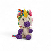 Lili la Licorne – doudou coton bio Les Espiègles, petite licorne tricotée blanche, violette et multicolore sur fond blanc.