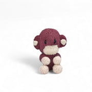 Marcel le Singe – doudou coton bio Les Espiègles, petit singe tricoté brun et écru sur fond blanc.