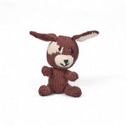 Max le Chien – doudou coton bio Les Espiègles, petit chien tricoté brun à longues oreilles sur fond blanc.