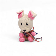 Suzon le Lapin – doudou coton bio Les Espiègles, petit lapin tricoté main écru et rose sur fond blanc.