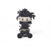 Théo le Zèbre – doudou coton bio Les Espiègles, petit zèbre tricoté main  noir et blanc sur fond blanc.