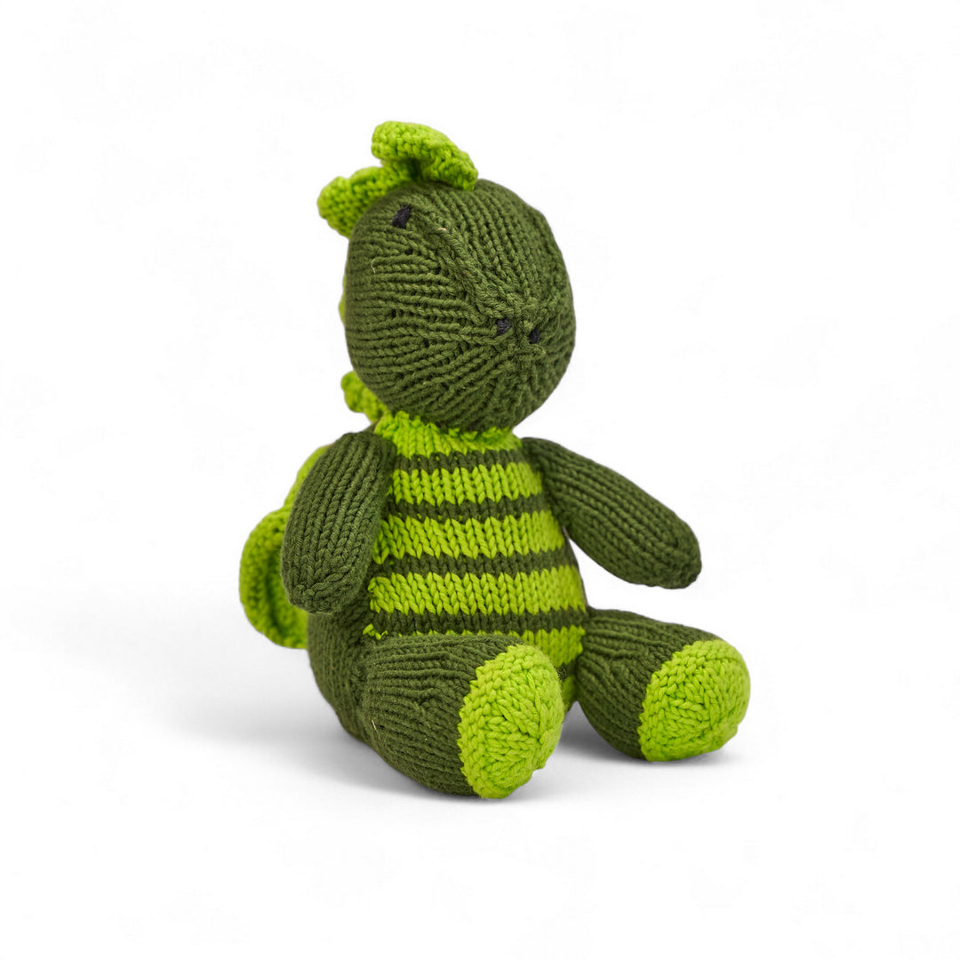 Voici ELIOT, notre doudou dragon kaki. 
Parfait dès la naissance, ELIOT est entièrement fait main, en coton bio certifié GOTS. 