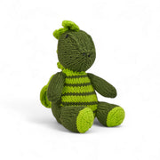 Voici ELIOT, notre doudou dragon kaki. 
Parfait dès la naissance, ELIOT est entièrement fait main, en coton bio certifié GOTS. 