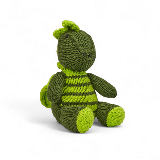 Voici ELIOT, notre doudou dragon kaki. 
Parfait dès la naissance, ELIOT est entièrement fait main, en coton bio certifié GOTS. 