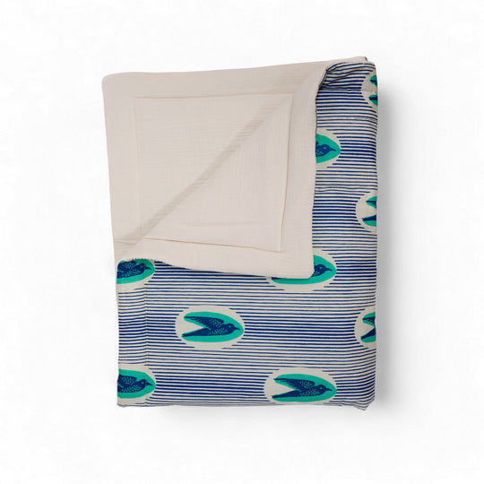 Édredon pour lit bébé MTOTO avec son iconique motif hirondelles vert et sa doublure en double gaze de coton toute douce. 
Donnez des ailes à votre tout petit. Dimension : 118 x 95 cm