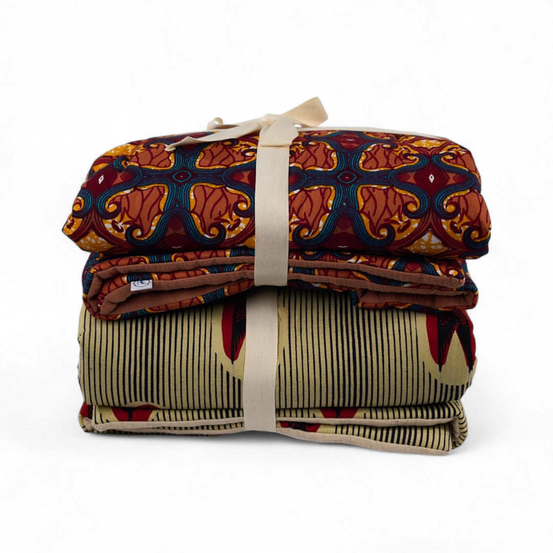 Édredons pour lit bébé MTOTO et MALAIKA en wax doublé de double gaze de coton toute douce aux teintes coordonnées. 
Donnez des ailes à votre tout petit. Dimension : 118 x 95 cm