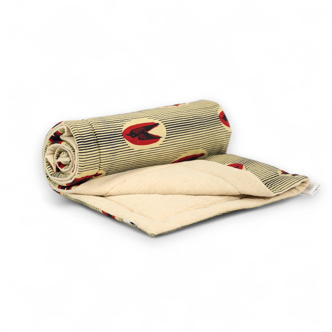 Édredon pour lit bébé MTOTO avec son iconique motif hirondelles et sa doublure en double gaze de coton toute douce. 
Donnez des ailes à votre tout petit. Dimension : 118 x 95 cm