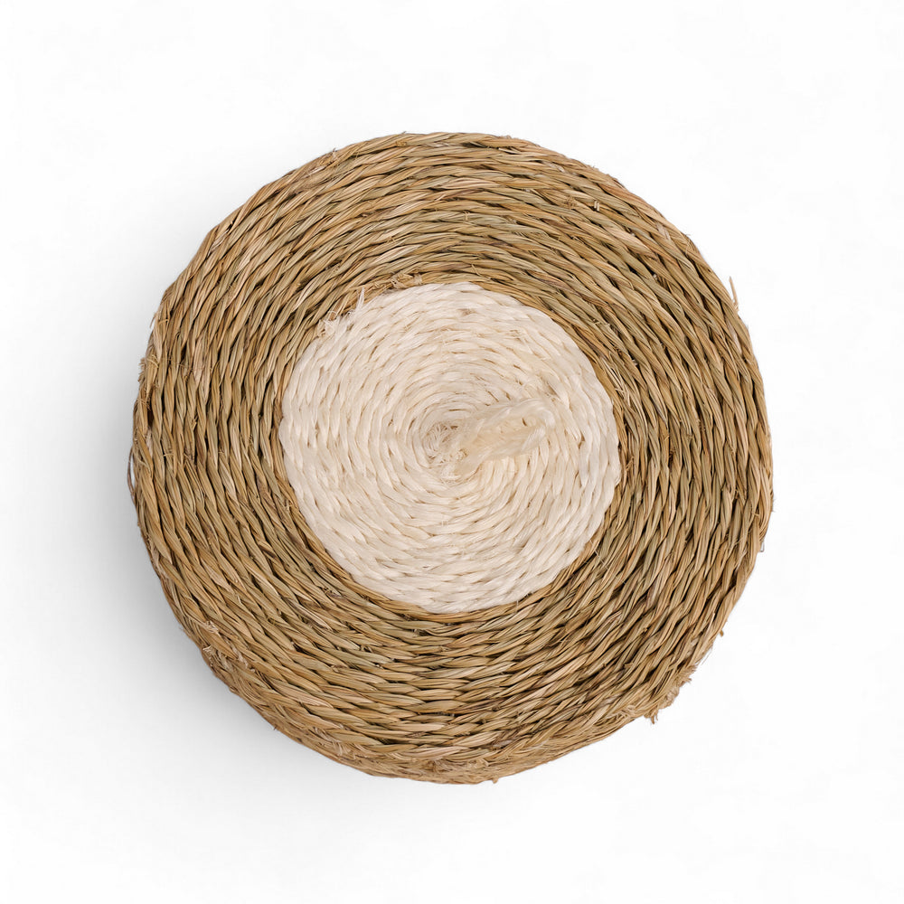 Coffret de 6 sous-verres en raphia. tressé main en Eswatini par la copérative Gone Rural. ici en blanc et smoke. disponible en plusieurs teintes.