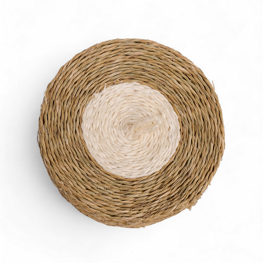 Coffret de 6 sous-verres en raphia. tressé main en Eswatini par la copérative Gone Rural. ici en blanc et smoke. disponible en plusieurs teintes.