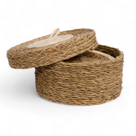 Coffret de 6 sous-verres en raphia. tressé main en Eswatini par la copérative Gone Rural. ici en blanc et smoke. disponible en plusieurs teintes.