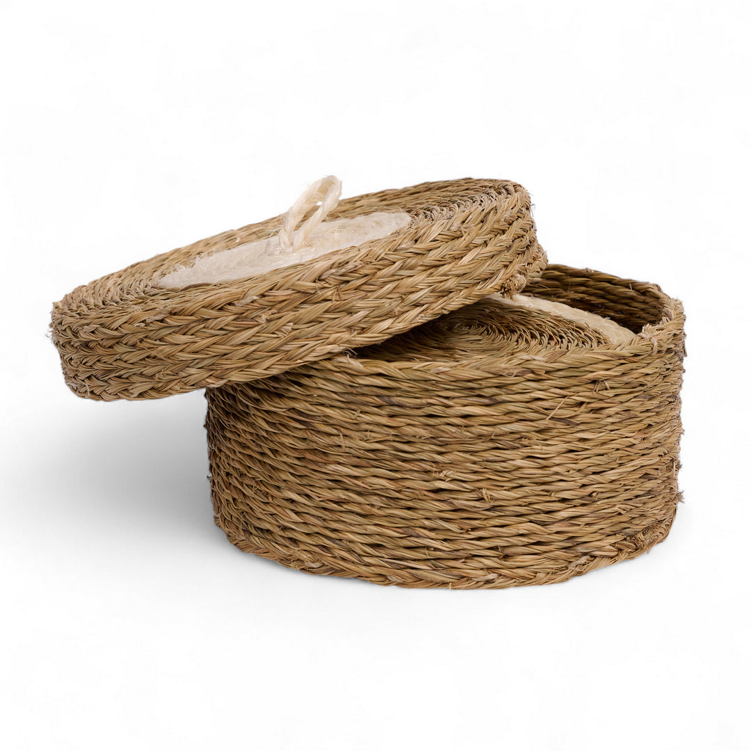 Coffret de 6 sous-verres en raphia. tressé main en Eswatini par la copérative Gone Rural. ici en blanc et smoke. disponible en plusieurs teintes.