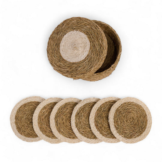 Coffret de 6 sous-verres en raphia. tressé main en Eswatini par la copérative Gone Rural. ici en blanc et smoke. disponible en plusieurs teintes.