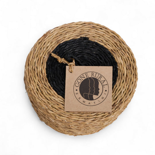 Coffret de 6 sous-verres en raphia. tressé main en Eswatini par la copérative Gone Rural. ici en noir et smoke. disponible en plusieurs teintes.