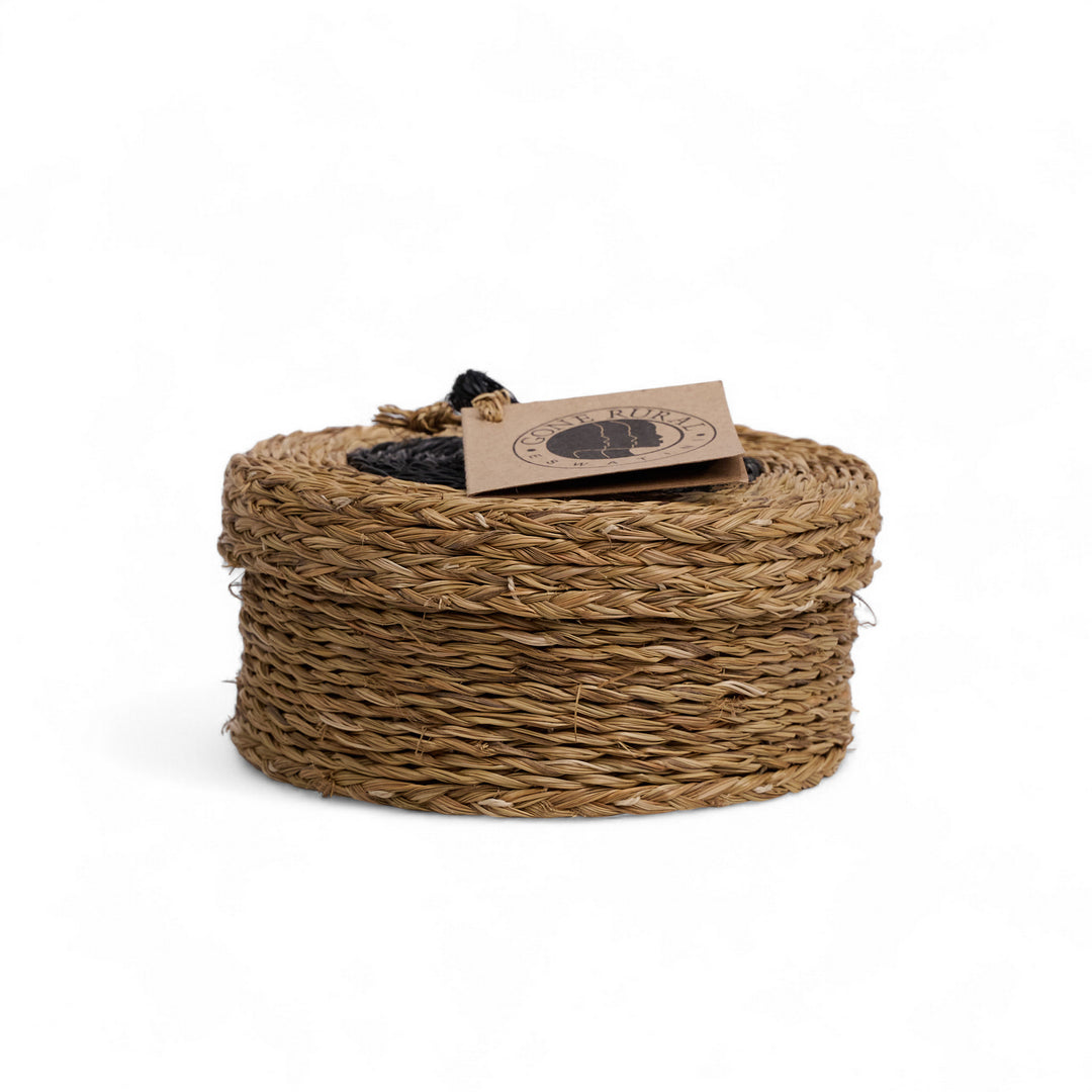 Coffret de 6 sous-verres en raphia. tressé main en Eswatini par la copérative Gone Rural. ici en noir et smoke. disponible en plusieurs teintes.