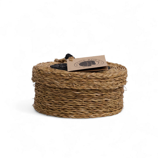 Coffret de 6 sous-verres en raphia. tressé main en Eswatini par la copérative Gone Rural. ici en noir et smoke. disponible en plusieurs teintes.