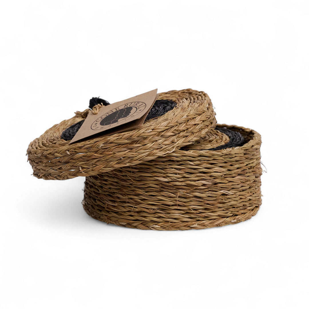 Coffret de 6 sous-verres en raphia. tressé main en Eswatini par la copérative Gone Rural. ici en noir et smoke. disponible en plusieurs teintes.