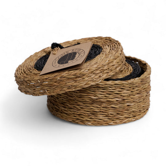 Coffret de 6 sous-verres en raphia. tressé main en Eswatini par la copérative Gone Rural. ici en noir et smoke. disponible en plusieurs teintes.