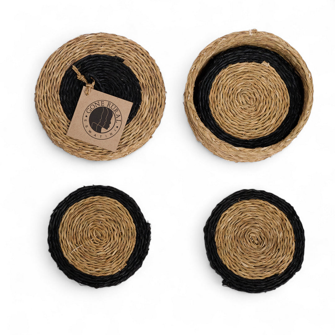 Coffret de 6 sous-verres en raphia. tressé main en Eswatini par la copérative Gone Rural. ici en noir et smoke. disponible en plusieurs teintes.