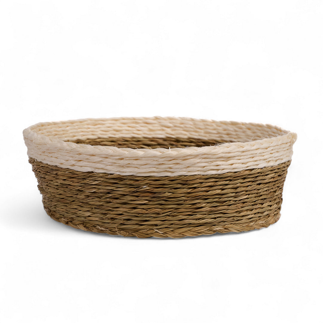 Corbeille à pain tressée main en fibres naturelles d'herbe à éléphant. Ici en blanc glacier et smoke. Autres teintes disponibles.