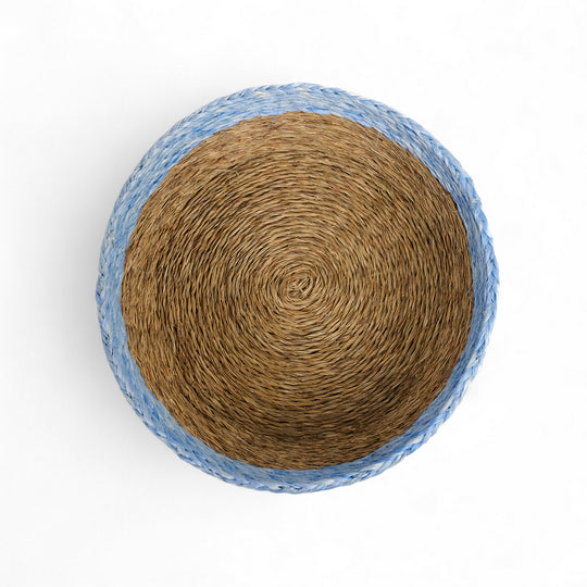 Corbeille à pain tressée main en fibres naturelles d'herbe à éléphant. Ici en bleu glacier et smoke. Autres teintes disponibles.