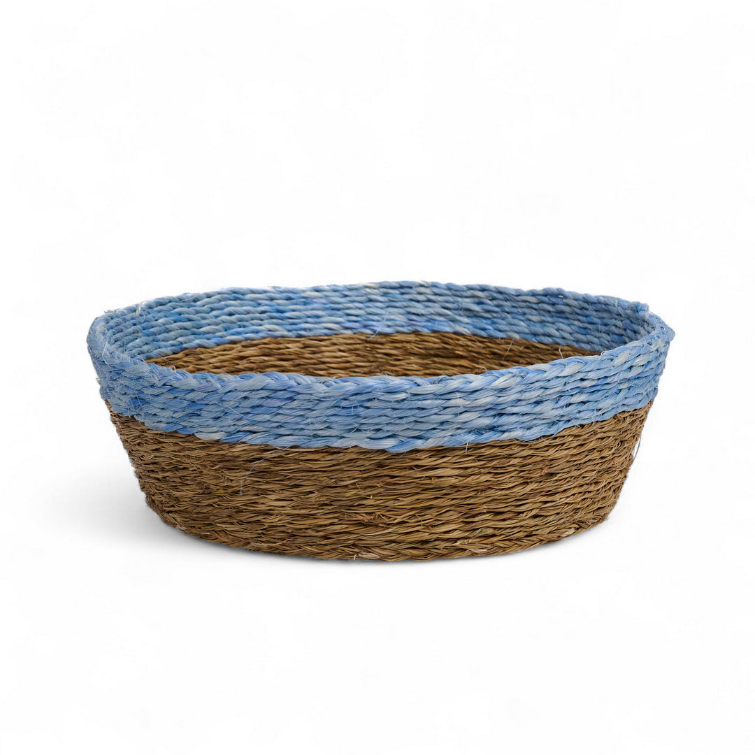 Corbeille à pain tressée main en fibres naturelles d'herbe à éléphant. Ici en bleu glacier et smoke. Autres teintes disponibles.