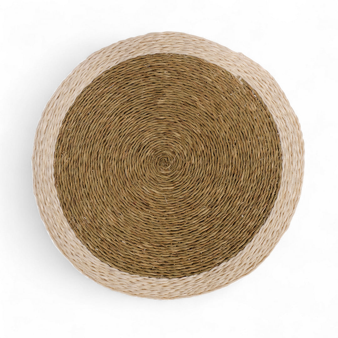 Set de table rond en fibre naturelles d'herbe à éléphant.  Tressée main en Eswatini par les femmes artisans de la coopérative Gone Rural. Diamètre cm. Coloris blanc et smoke. 