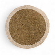 Set de table rond en fibre naturelles d'herbe à éléphant.  Tressée main en Eswatini par les femmes artisans de la coopérative Gone Rural. Diamètre cm. Coloris blanc et smoke. 