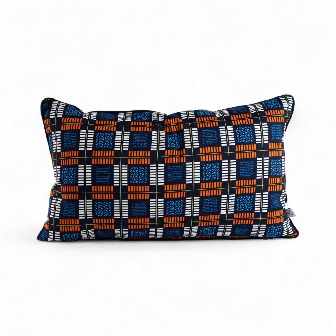 Housse de coussin KULALA en wax  de coton écossais de 30 x 50 cm. Ici en version bleue soulignée de touches oranges et blanches. 

La housse KULALA peut être associée à la courtepointe du même nom pour un total look. 