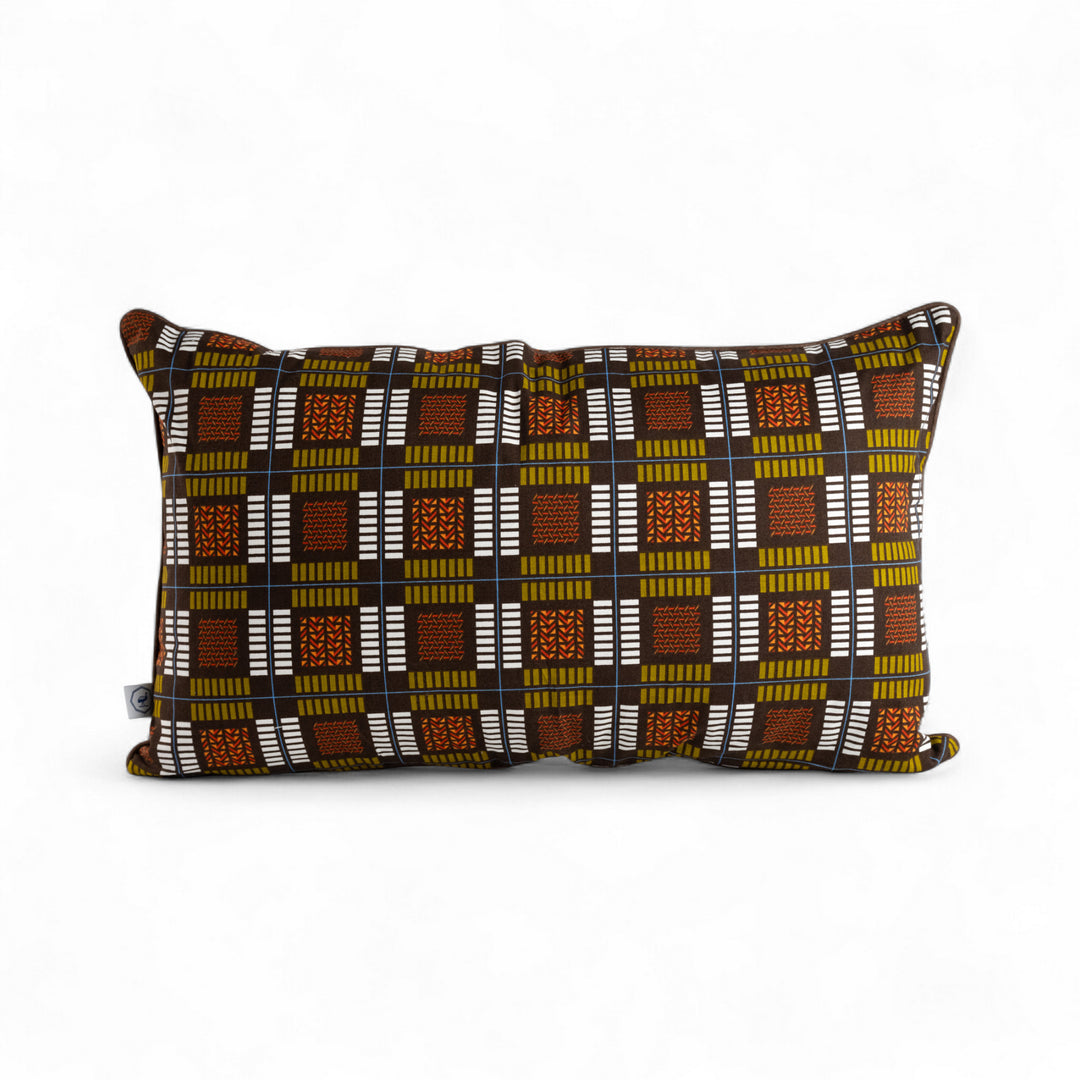 Housse de coussin KULALA en wax  de coton écossais de 30 x 50 cm. Ici en version moka soulignée de touches ocres et blanches. 

La housse KULALA peut être associée à la courtepointe du même nom pour un total look. 
