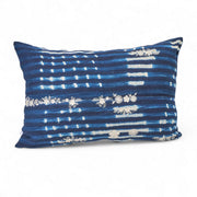 Housse de coussin BUUM-ZARI en coton indigo tie-dye, rayures réservées blanches et broderies florales écrues