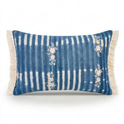 Housse de coussin à franges ZABUNI-ZARI, en indigo vintage upcyclé, rehaussé de broderies fleuries blanc ivoire. 
Pièces uniques : l'emplacement et la quantité de broderies, ainsi que l'emplacement des motifs dans la trame diffère sur chaque pièce.